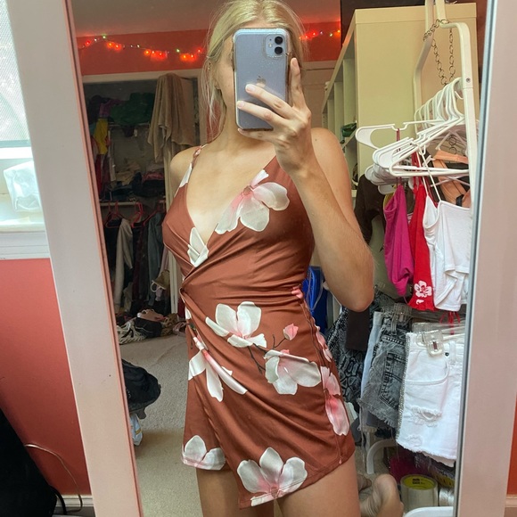 floral romper! - Picture 2 of 5